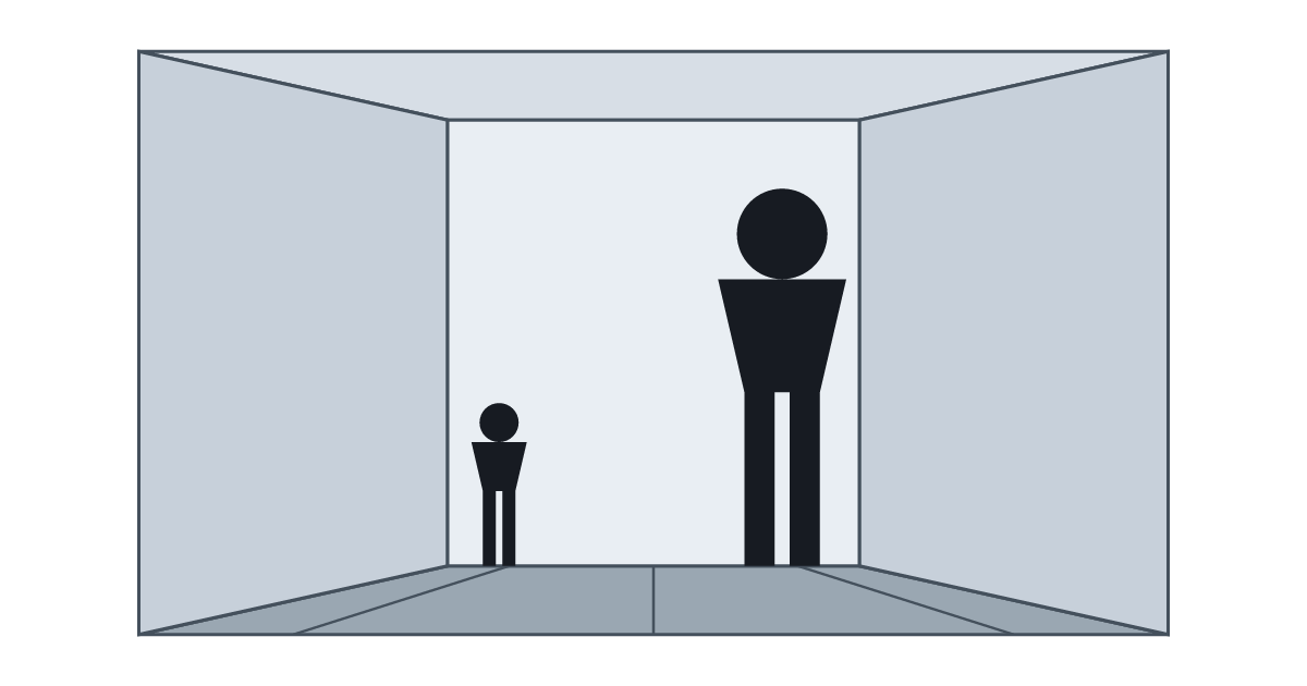 奥の左隅と右隅に立つ2人。背が高いのはどっち？
